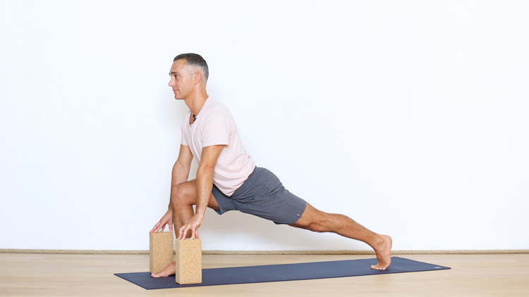 Suivre le cours de yoga en ligne Pratiquer avec 2 blocs 1/2 avec Benoît Le Gourriérec | Yoga Vinyasa
