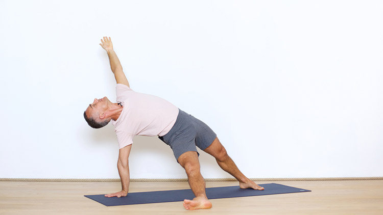 Suivre le cours de yoga en ligne Trouver sa fluidité avec Benoît Le Gourriérec | Yoga Vinyasa