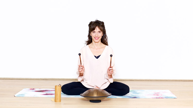 Suivre le cours de yoga en ligne Sourire à la joie avec Elodie Caillaud | Méditation, Yoga Nidra