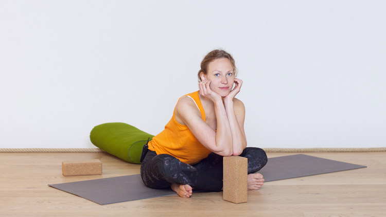 Suivre le cours de yoga en ligne Yin yoga et ouverture du bassin avec Anastasia Tikhonova | Yin Yoga