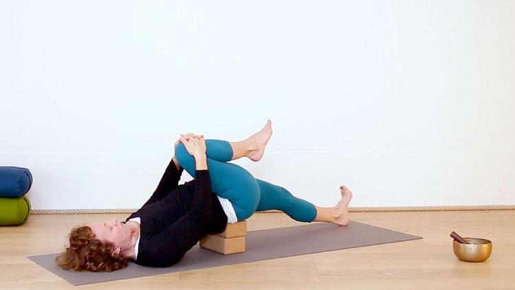 Suivre le cours de yoga en ligne Restorative yoga spécial dos avec Delphine Denis | Restorative Yoga