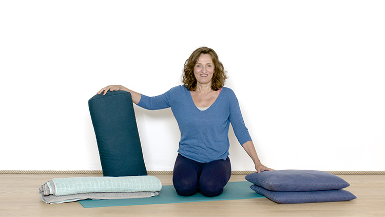 Suivre le cours de yoga en ligne Comment "fabriquer" votre bolster avec Delphine Denis | Restorative Yoga