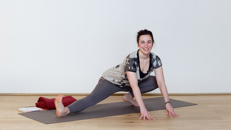 Suivre le cours de yoga en ligne Apporter de la fluidité dans sa pratique : pulsation et postures avec Valentine Peltier | Yoga Vinyasa