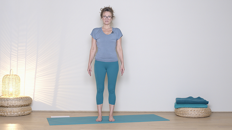 Suivre le cours de yoga en ligne Élément Ether - Dynamique - 15 min avec Delphine Denis | Ayurveda, Hatha Yoga dynamique