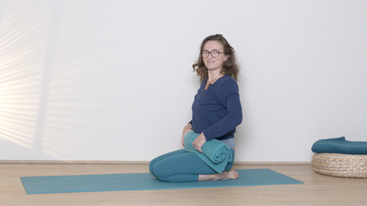 Suivre le cours de yoga en ligne Élément Feu - Détente - 15 min avec Delphine Denis | Ayurveda, Hatha Yoga doux, Restorative Yoga, Yin Yoga