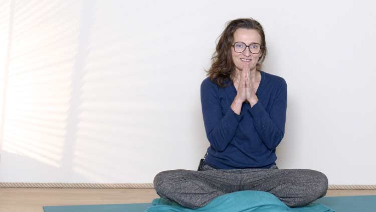 Suivre le cours de yoga en ligne Cultiver sa lumière intérieure avec Delphine Denis | Yoga Nidra