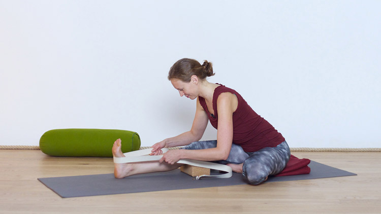 Suivre le cours de yoga en ligne La posture de Janu Sirsasana avec Anastasia Tikhonova | Alignement