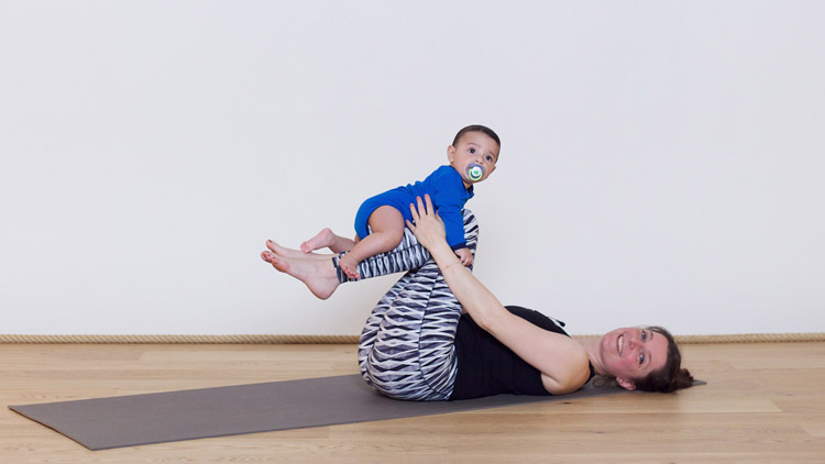 Suivre le cours de yoga en ligne Yoga Maman-bébé : juste après la naissance avec Sandra Bourdeaux | Postnatal