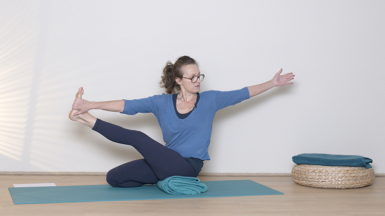 Suivre le cours de yoga en ligne Yoga détox autour de l'élément Feu avec Delphine Denis | Ayurveda, Hatha Yoga dynamique