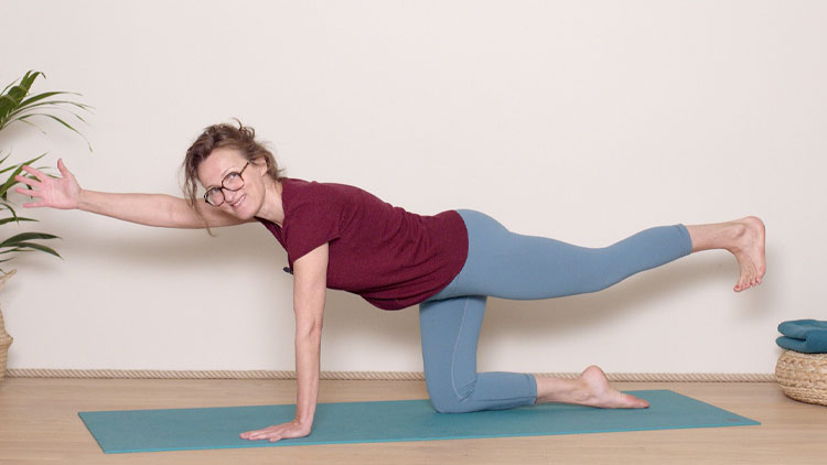 Suivre le cours de yoga en ligne Spécial dos : Réveil en douceur avec Delphine Denis | Hatha Yoga dynamique