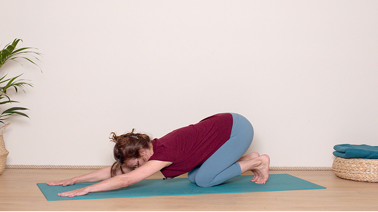 Suivre le cours de yoga en ligne Spécial Dos : Redresser sa posture avec Delphine Denis | Hatha Yoga dynamique