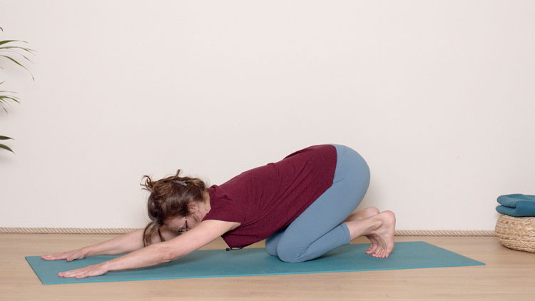 Suivre le cours de yoga en ligne Spécial Dos : Redresser sa posture avec Delphine Denis | Hatha Yoga dynamique