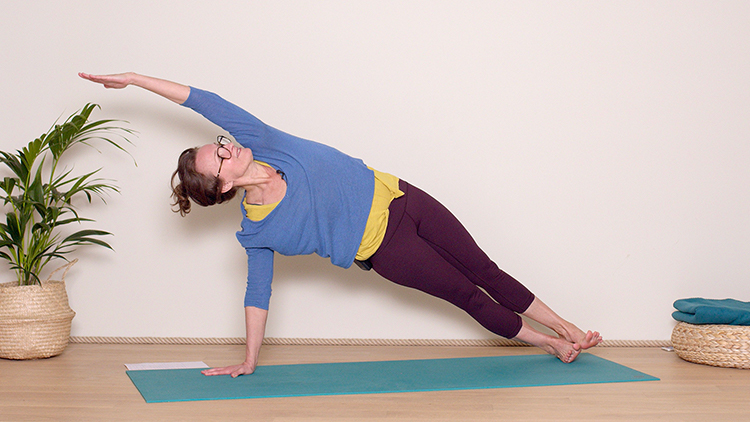 Suivre le cours de yoga en ligne Une pratique complète pour se dynamiser avec Delphine Denis | Hatha Yoga dynamique