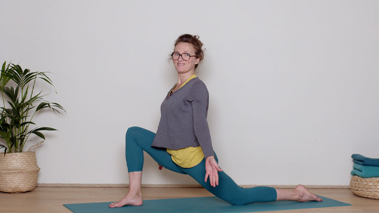 Suivre le cours de yoga en ligne Présentation du Parcours "Explorer les Salutations au soleil" avec Delphine Denis | Présentations