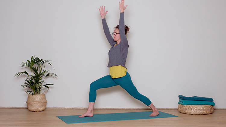Suivre le cours de yoga en ligne Pratiquer autour du Guerrier 1 et de la Fente basse avec Delphine Denis | Hatha Yoga dynamique, Yoga Vinyasa