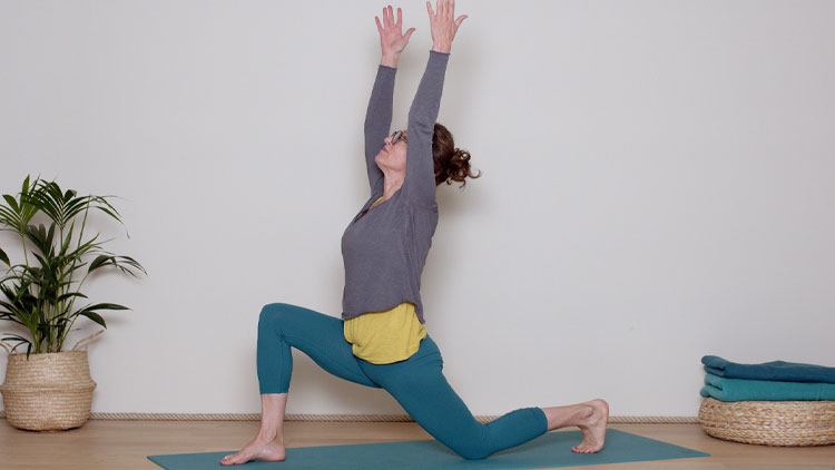 Suivre le cours de yoga en ligne Salutations au soleil en toute fluidité avec Delphine Denis | Hatha Yoga dynamique, Yoga Vinyasa