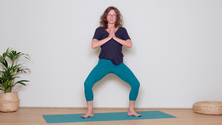 Suivre le cours de yoga en ligne Pratiquer dehors en été avec Delphine Denis | Hatha Yoga dynamique