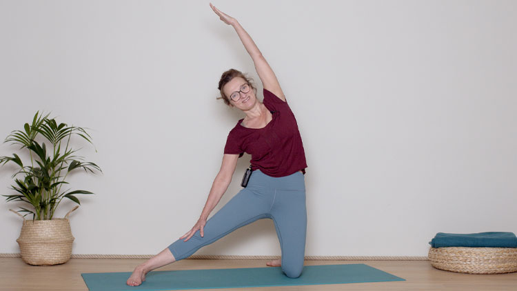 Suivre le cours de yoga en ligne Spécial dos : Libérer la cage thoracique avec Delphine Denis | Hatha Yoga dynamique