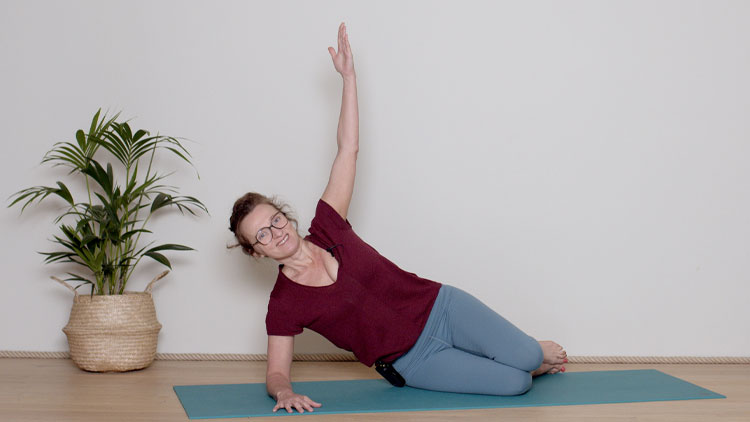 Suivre le cours de yoga en ligne Spécial dos : Libérer la nuque avec Delphine Denis | Hatha Yoga dynamique