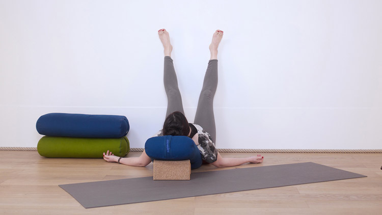 Suivre le cours de yoga en ligne Alléger les jambes et activer le retour veineux avec Valentine Peltier | Prénatal