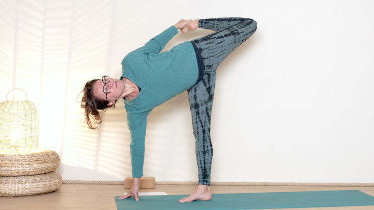 Suivre le cours de yoga en ligne Yoga & Énergie : Expansion avec Delphine Denis | Hatha Yoga dynamique