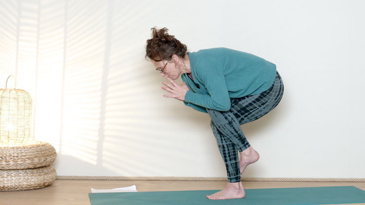 Suivre le cours de yoga en ligne Yoga & Énergie : Calme avec Delphine Denis | Hatha Yoga dynamique