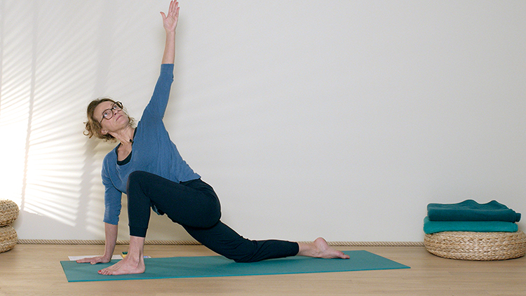 Suivre le cours de yoga en ligne Détente autour de l'élément Eau avec Delphine Denis | Ayurveda, Hatha Yoga doux