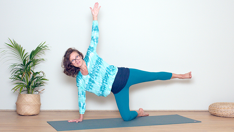 Suivre le cours de yoga en ligne Lundi matin : Se mettre en mouvement avec Delphine Denis | Hatha Yoga dynamique