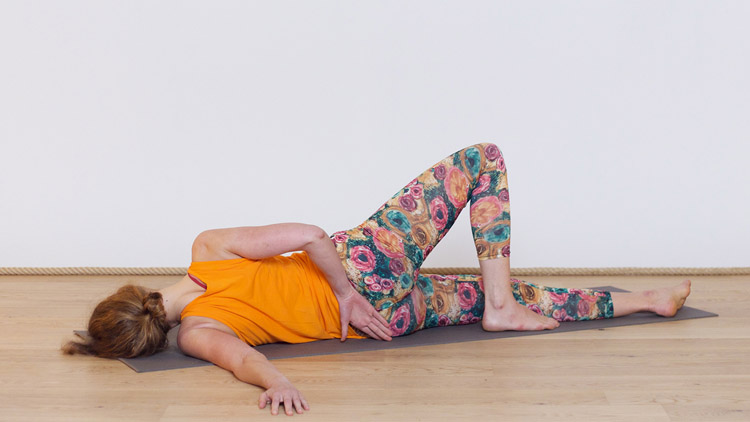 Suivre le cours de yoga en ligne Yin yoga : Détente du plexus solaire et des épaules avec Anastasia Tikhonova | Yin Yoga