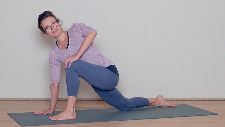 Suivre le cours de yoga en ligne Comment placer l'épaule dans les torsions ? avec Delphine Denis | Techniques du Yoga