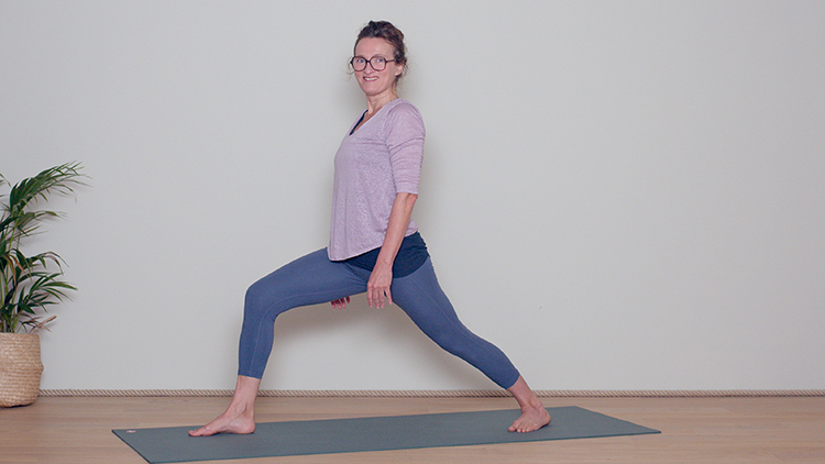 Suivre le cours de yoga en ligne Comment poser le talon arrière dans le Guerrier 1 ? avec Delphine Denis | Techniques du Yoga
