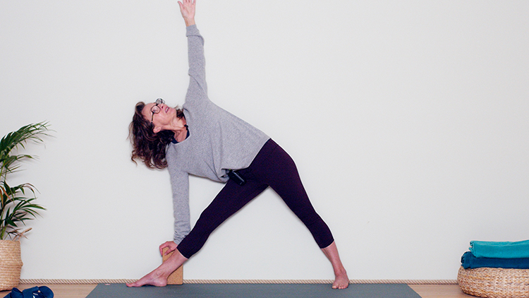 Suivre le cours de yoga en ligne Le lien à la Terre avec Delphine Denis | Hatha Yoga dynamique