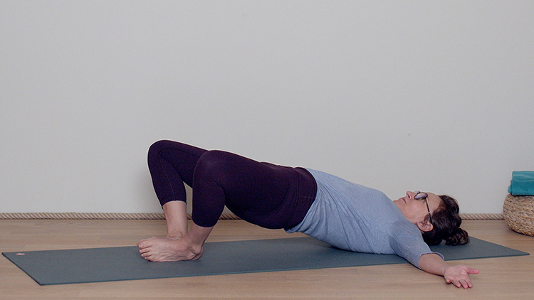 Suivre le cours de yoga en ligne Mardi : Renforcer le bassin, la base du dos avec Delphine Denis | Hatha Yoga dynamique