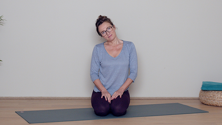 Suivre le cours de yoga en ligne Mercredi : Apaiser les épaules et la nuque avec Delphine Denis | Hatha Yoga dynamique