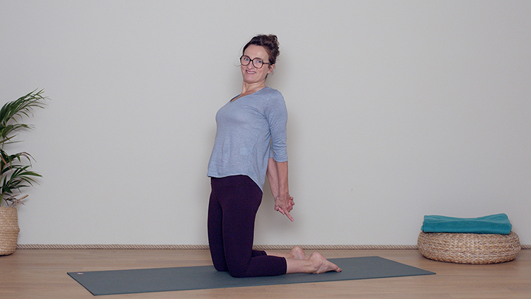 Suivre le cours de yoga en ligne Vendredi : Renforcer et assouplir le haut du dos avec Delphine Denis | Hatha Yoga dynamique