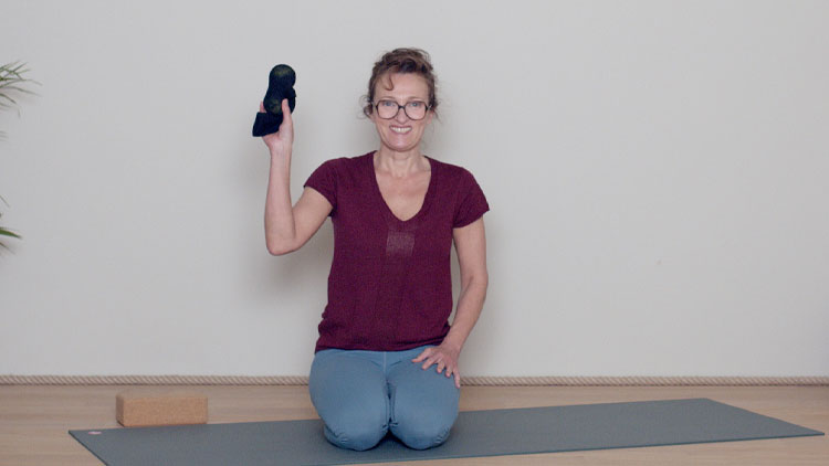 Suivre le cours de yoga en ligne Auto-massage du dos avec Delphine Denis | Hatha Yoga doux