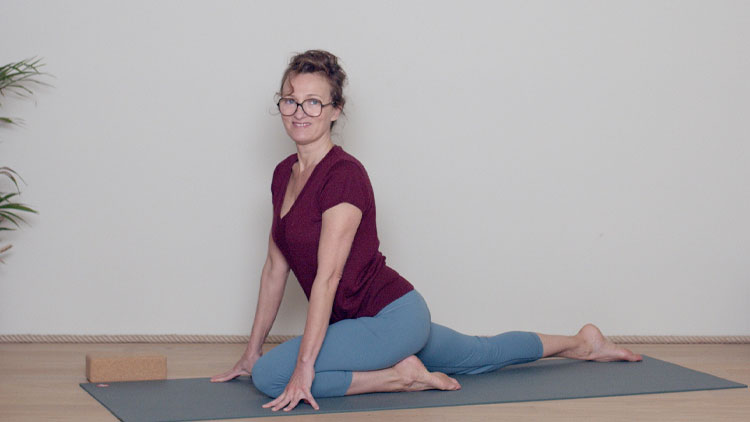 Suivre le cours de yoga en ligne Spécial dos : relâcher les psoas avec Delphine Denis | Hatha Yoga dynamique