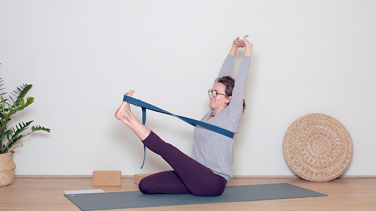 Suivre le cours de yoga en ligne Explorer les 5 mouvements du dos avec Delphine Denis | Hatha Yoga dynamique