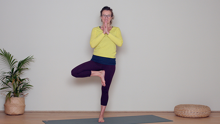Suivre le cours de yoga en ligne Comment tenir les équilibres ? avec Delphine Denis | Techniques du Yoga
