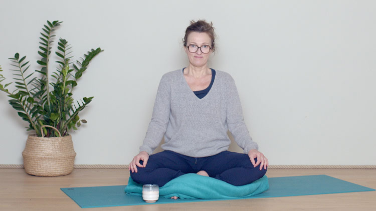 Suivre le cours de yoga en ligne Méditation 2 : Sur la respiration avec Delphine Denis | Méditation