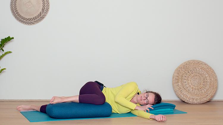 Suivre le cours de yoga en ligne Quel Yoga pratiquer lorsqu'on est malade ? avec Delphine Denis | Techniques du Yoga