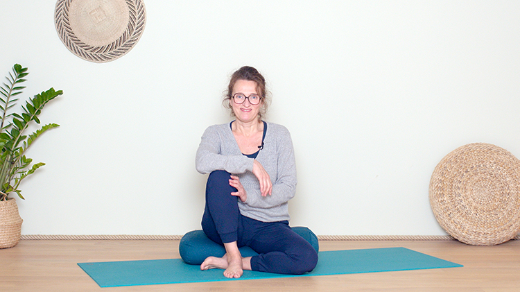 Suivre le cours de yoga en ligne Peut-on méditer allongé⸱e ? avec Delphine Denis | Techniques du Yoga