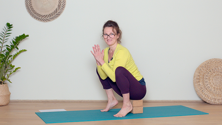 Suivre le cours de yoga en ligne Comment adapter la posture de Malasana ? avec Delphine Denis | Techniques du Yoga