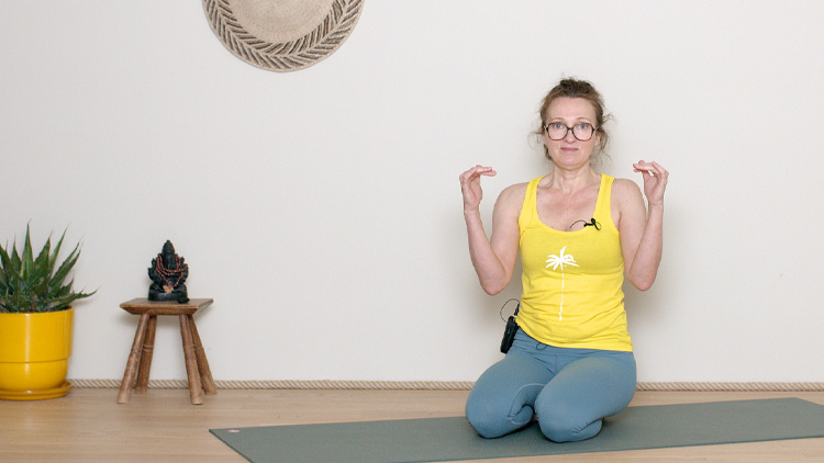 Suivre le cours de yoga en ligne Comment progresser dans les salutations au soleil avec Delphine Denis | Techniques du Yoga