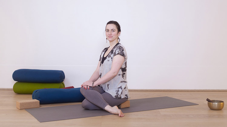 Suivre le cours de yoga en ligne Soulager le bas du dos et gérer les problèmes de sciatique avec Valentine Peltier | Prénatal