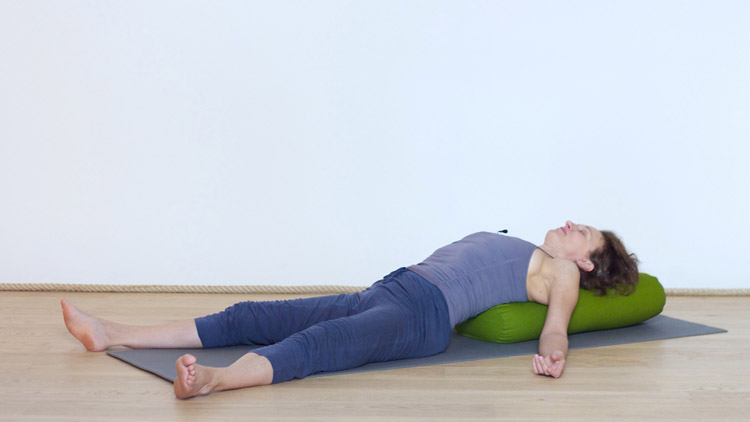 Suivre le cours de yoga en ligne Flexions arrière en détente pour libérer votre dos avec Delphine Denis | Restorative Yoga