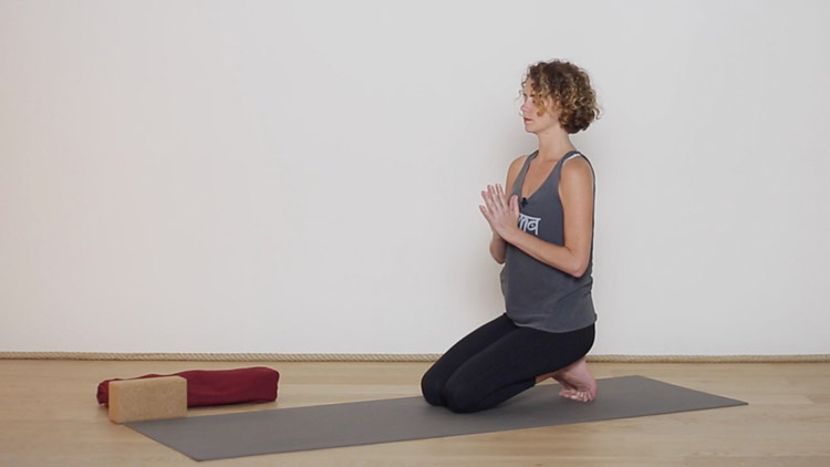 Suivre le cours de yoga en ligne Yoga des pieds à la tête : les genoux avec Emma Ford | Yoga Vinyasa