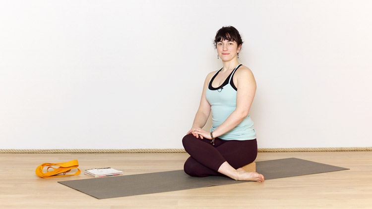 Suivre le cours de yoga en ligne Les postures assises avec Valentine Peltier | Yoga Vinyasa