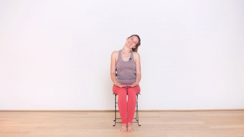 Suivre le cours de yoga en ligne Au bureau : soulager le bas du dos avec Élodie Prou | Hatha Yoga doux