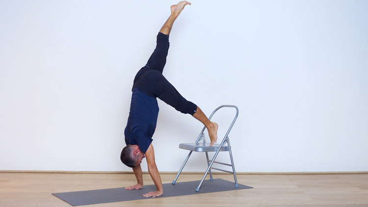Suivre le cours de yoga en ligne Vers l’équilibre sur les mains 1/3 : avec une chaise avec Benoît Le Gourriérec | Yoga Vinyasa